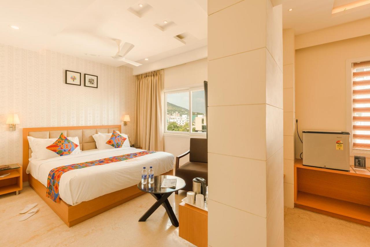 Kvr Capitol Suites Vijayawāda エクステリア 写真