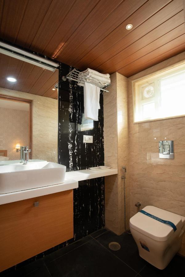 Kvr Capitol Suites Vijayawāda エクステリア 写真