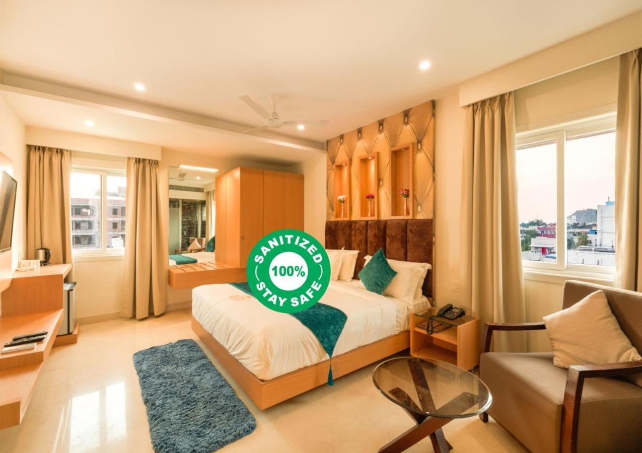 Kvr Capitol Suites Vijayawāda エクステリア 写真